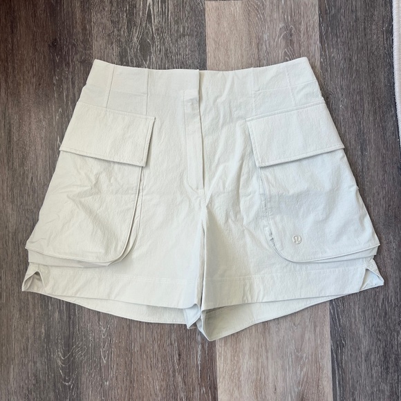 Lululemon | Relaxed-Fit Super-High-Rise Cargo Short 4", Size 4, Color: Bone - Picture 1 of 13